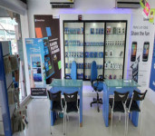 UniverCell Mobile Showroom in Kondapur-3